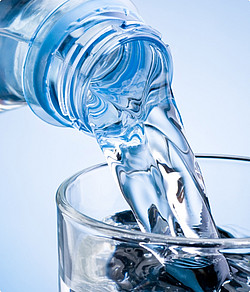 Wasserhärte - Bild von Wasserflasche und Glas